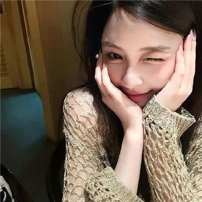 挥著翅膀的女孩